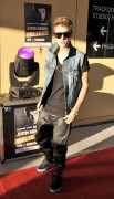 Джастин Бибер (Justin Bieber) poses before he performs an exclusive acoustic concert at Fox Studios in Sydney, Australia 17.07.2012 (19xHQ) Bdfe0f203446245