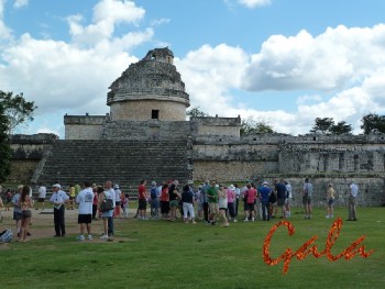 Gala en Chichén Itzá pasea desnuda